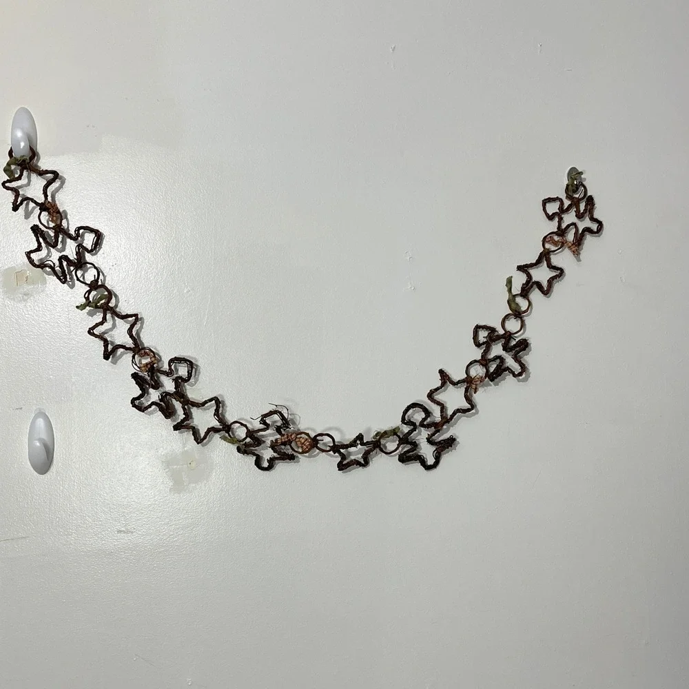 Unbranded grapevine garland